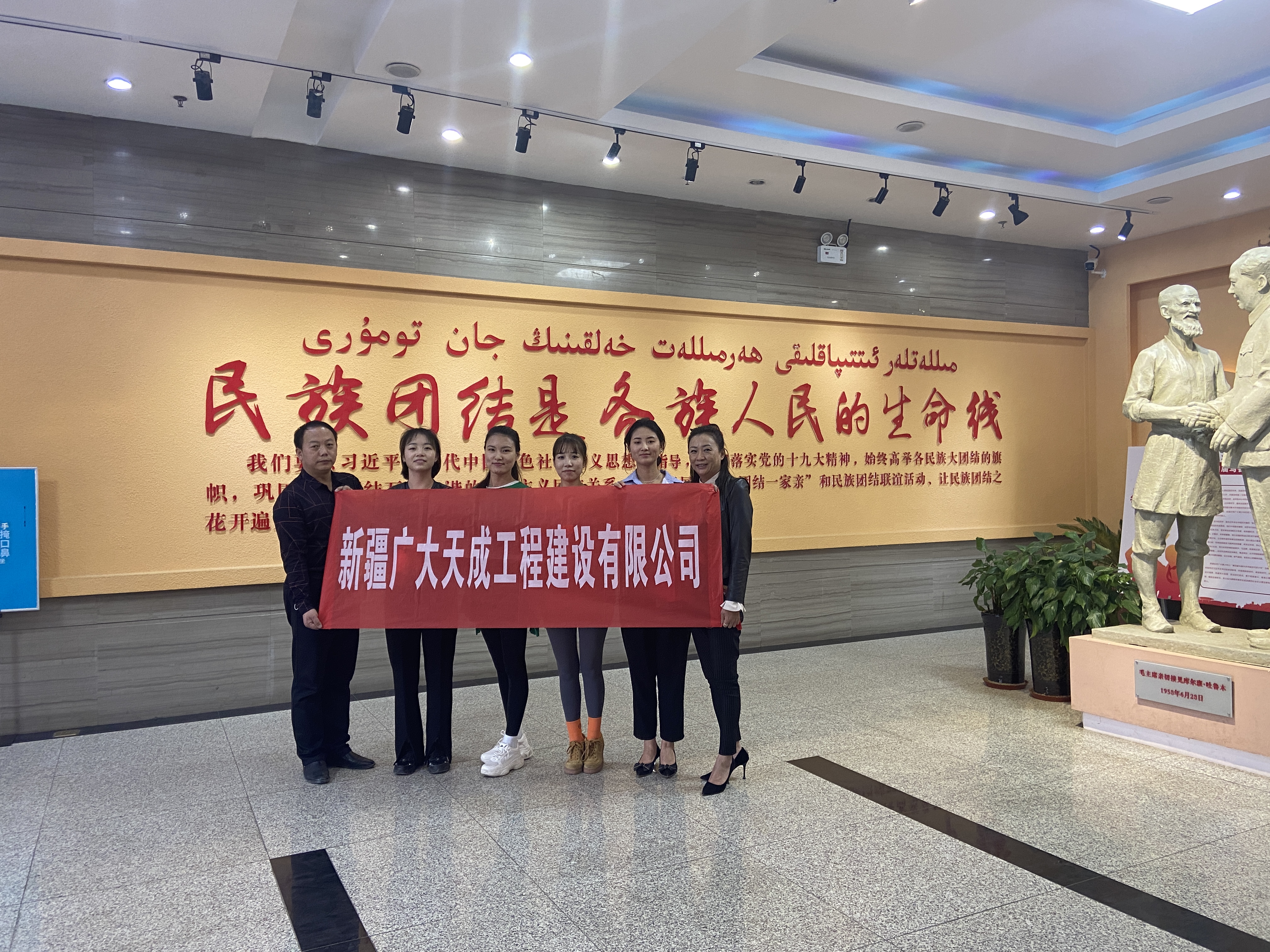 参观乌鲁木齐市博物馆 (8).JPG